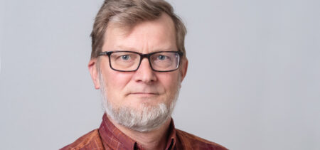 Kasvokuva Jussi Hakalasta silmälaseissa ja parrassa.
