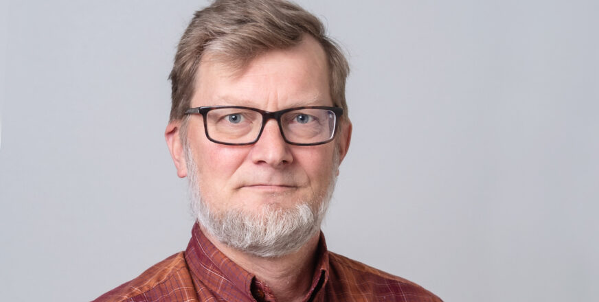 Kasvokuva Jussi Hakalasta silmälaseissa ja parrassa.