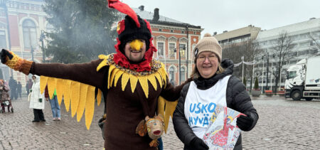 Kalakukko ja pastori Kirsi Perämaa torilla.