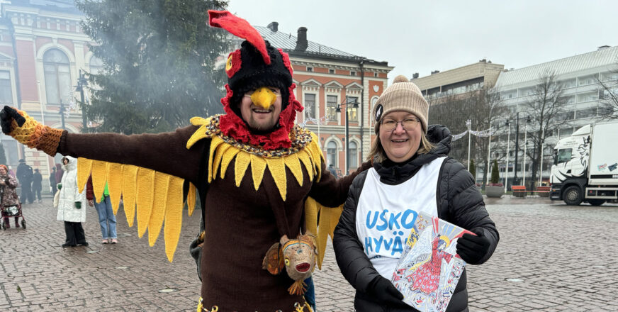 Kalakukko ja pastori Kirsi Perämaa torilla.